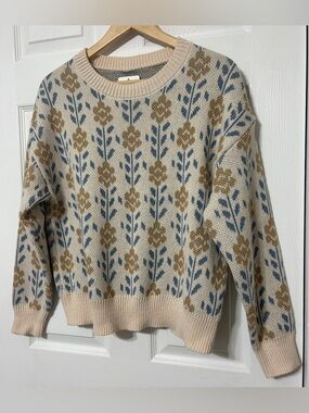 Women’s Boutique Beige & Blue Floral Pullover Sweater Loose Fit  NWT Size S